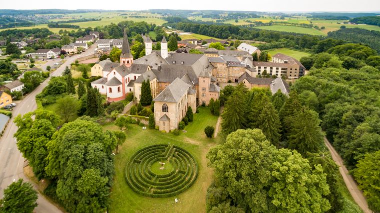 Luftaufnahme des Klosters Steinfeld in der Eifel mit umliegender Landschaft.