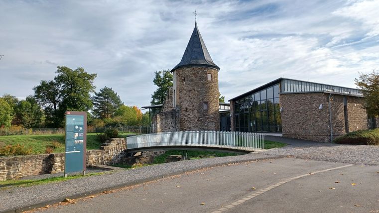 LVR Industriemuseum-Tuchfabrik Müller met historische toren en moderne uitbreiding.