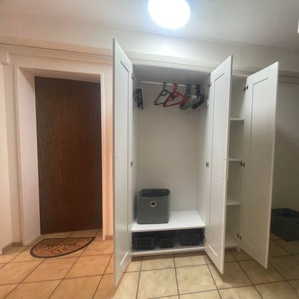 De kledingkast in de hal bevindt zich direct voor het appartement en staat tot uw exclusieve beschikking.