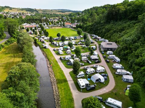 Blick auf einen Campingplatz am Fluss