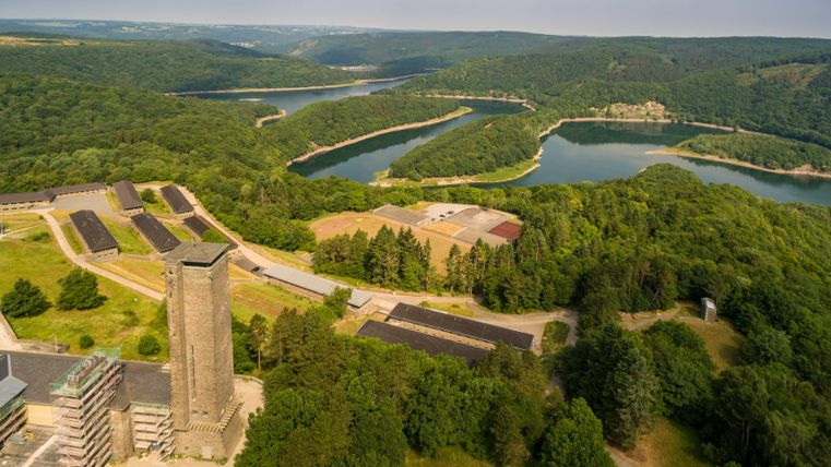 Luchtfoto van Vogelsang en Urftsee in een groen boslandschap.