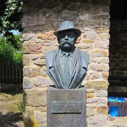 Büste von Fritz von Wille vor einer Steinmauer in Kerpen.