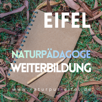 A notebook lies on the floor among brown leaves. The text refers to a training course for nature educators in the Eifel.