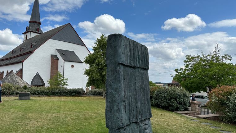 Église et sculpture dans le jardin de la bibliothèque Günther Förg à Weidingen.