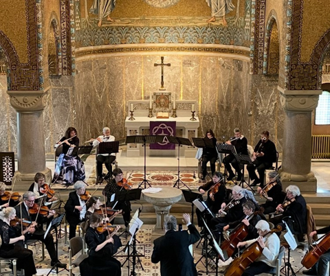 Blick von oben auf das Sinfonieorchester Gerolstein in der Erlöserkirche Gerolstein