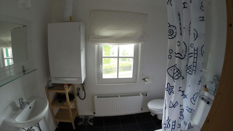 Badezimmer oben mit Dusche und WC