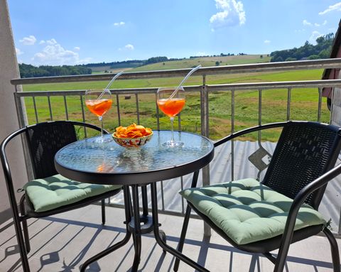 Ein Balkon mit toller Aussicht ist etwas Besonderes. Es ist der perfekte Ort, um die Natur zu genießen, einen Kaffee zu trinken oder einfach die Seele baumeln zu lassen