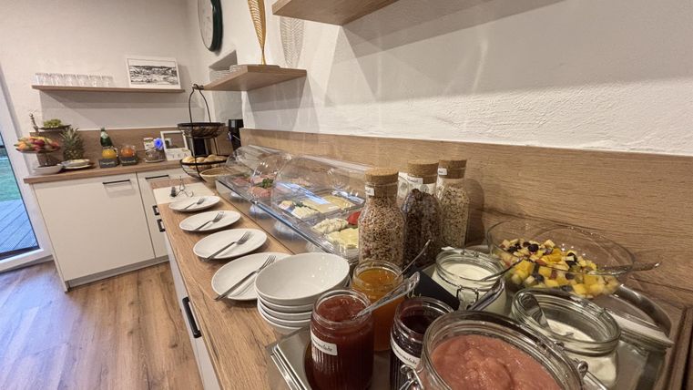 Keuken met een ontbijtbuffet bestaande uit verschillende beleg en spreads.
