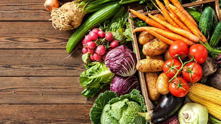 La sélection de légumes est étalée sur une table.