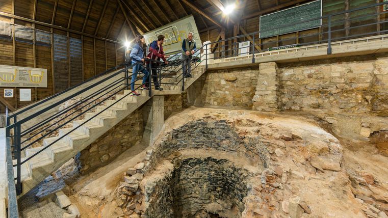 Interieur van een Romeinse kalkoven met bezoekers op een trap.