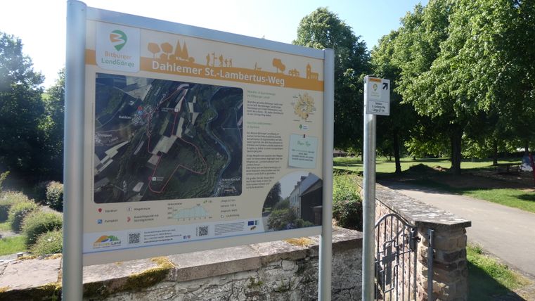 Informatiebord van het Dahlem St Lambertuspad buiten.