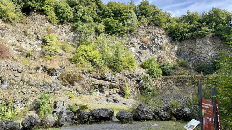 Innenbereich und Felswand im Arensberg Vulkan mit Informationstafeln.