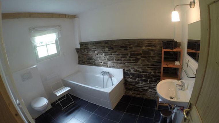 Badezimmer mit Badewanne und WC im Erdgeschoss