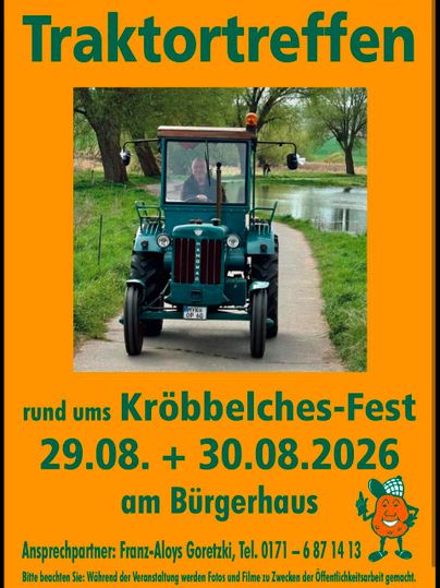 Ein grüner Traktor fährt auf einem Weg mit Bäumen und Wasser. Das Bild kündigt ein Traktortreffen im Zusammenhang mit dem Kröbbelches-Fest an.