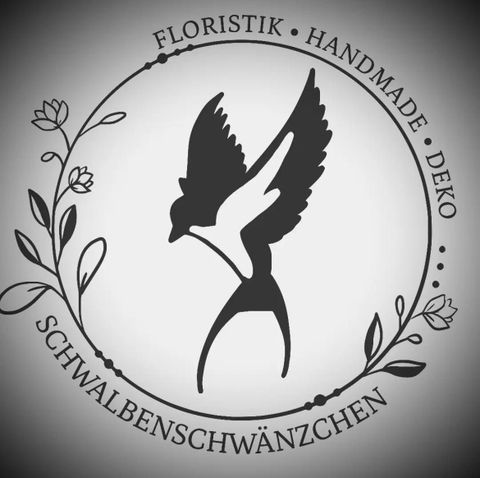 Een gestileerd logo met een vogel, omgeven door decoratieve planten. De tekst omvat de termen "Floristiek", "Handgemaakt" en "Decoratie" evenals de naam "Schwalbenschwänzchen".