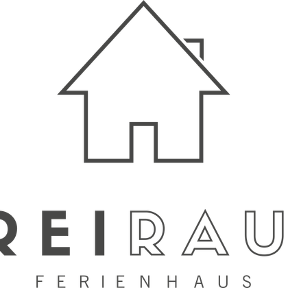 Un logo simple et moderne pour une maison de vacances. Le nom "FREIRAUM" est représenté dans une police claire avec un symbole de maison stylisé.