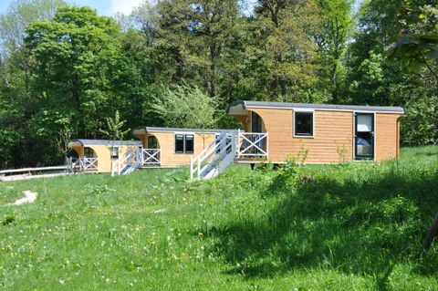 Chalet de berger sur le verger de pommiers