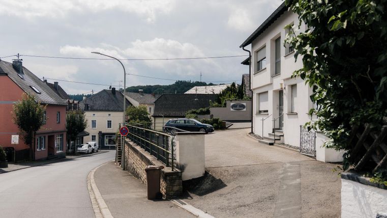 L'entrée de la cour mène à la maison de vacances Maarwinkel, située en retrait.
