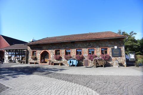 Innenhof der Historischen Wassermühle Birgel mit Standesamtgebäude.