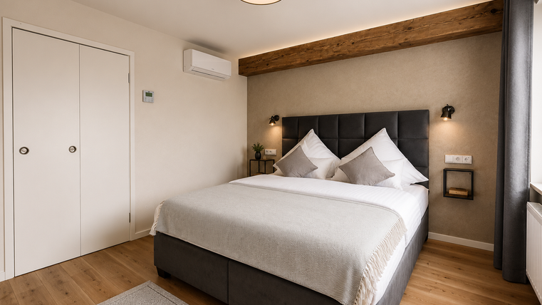 Een moderne slaapkamer met een groot bed en gezellige decoratie. De muren zijn in neutrale kleuren en er zijn natuurlijke houten elementen.