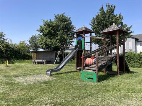 Kinderklettergerüst aus Holz, mit integrierter Metall Rutsche.