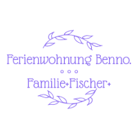Een gestileerd lettertype met de tekst "Ferienwohnung Benno" en "Familie Fischer". Omgeven door fijne, paarse bladeren op een witte achtergrond.