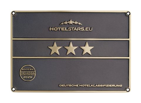 Een bord voor hotelclassificatie met drie sterren. Het heeft de opschrift "HOTELSTARS.EU" en "DUITSE HOTELKLASSIFICATIE".