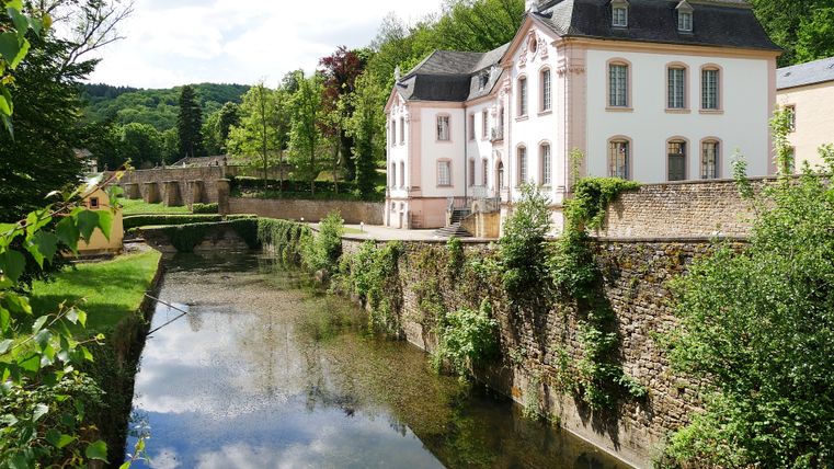 Le château de Weilerbach près de Bollendorf avec ses douves et son environnement verdoyant.