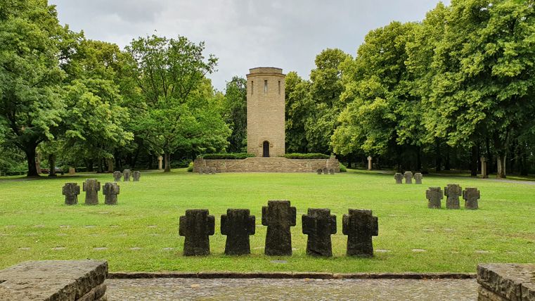 Cimetière d'honneur Kolmeshöhe à Bitburg avec tour et croix.
