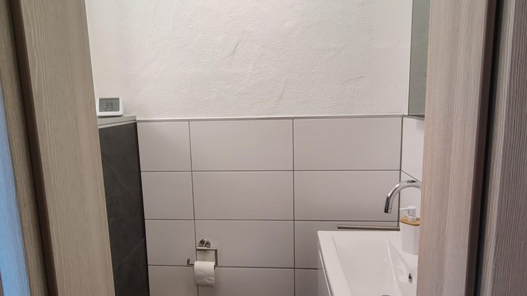 Een moderne aparte wc bevindt zich in de slaapkamer.