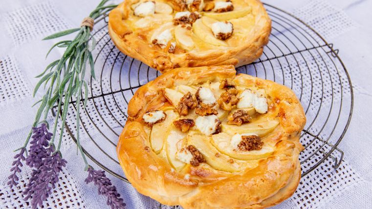 Twee heerlijke appel-galette met Eifelse krokant op een taartrooster. Ernaast staan een paar lavendel takken.