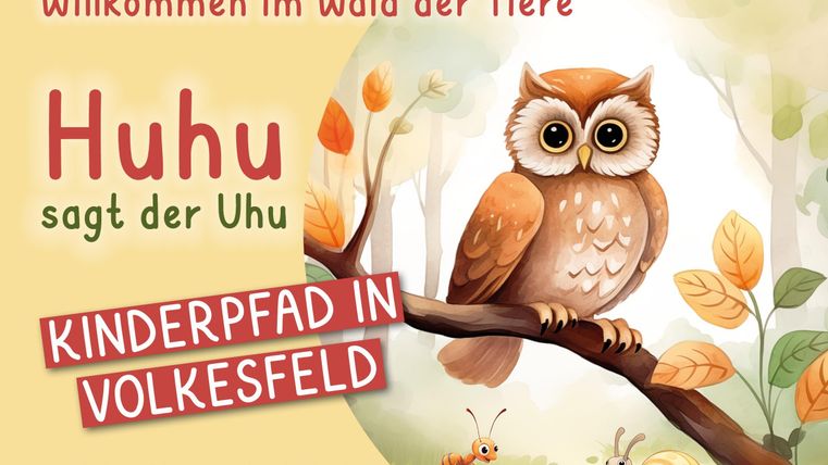 Ein fröhlicher Uhu sitzt auf einem Ast und begrüßt die Kinder im Wald. Die Illustration wirkt einladend und ist mit bunten Tieren und Pflanzen geschmückt.