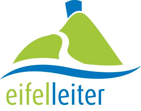 Logo de l'échelle de l'Eifel avec une montagne verte et un chemin bleu.