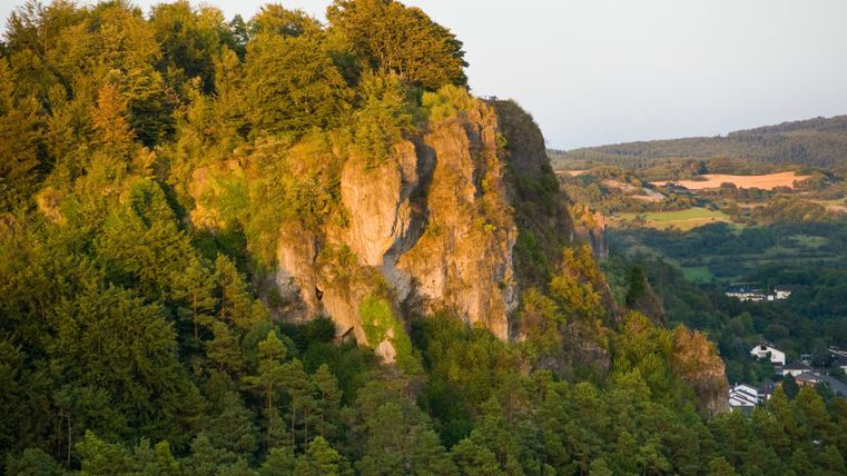 Uitzicht op de beboste Gerolstein Dolomieten in het zonlicht.