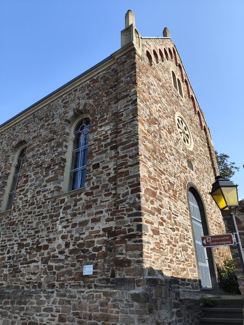 De foto toont de voormalige synagoge.