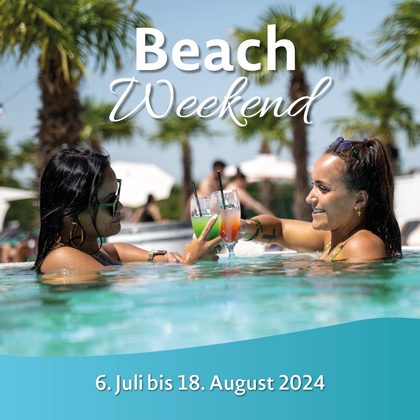 Zwei Frauen im Pool mit Getränk