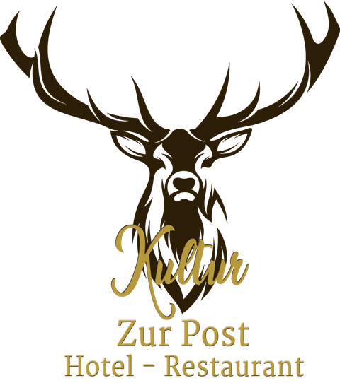 Ein stilvolles Logo für ein Hotel und Restaurant. Es zeigt einen stilisierten Kopf eines Rehs und den Schriftzug „Kultur Zur Post“.