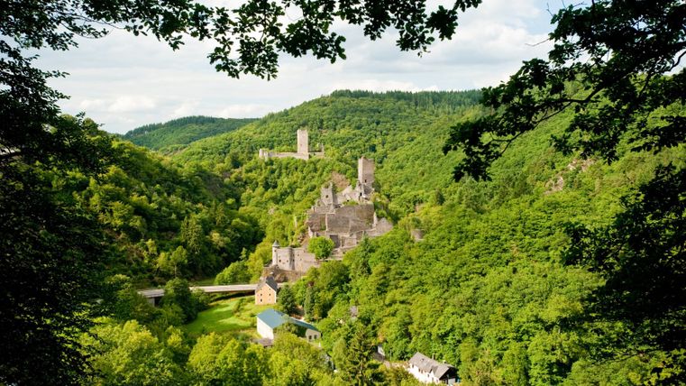 Vue sur les châteaux de Manderscheid au milieu de forêts verdoyantes.