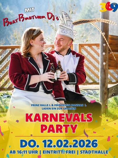 Ein fröhliches Karnevalspaar in festlicher Kleidung hält Getränke in den Händen. Im Hintergrund sind bunte Konfetti und eine Holzveranda zu sehen.