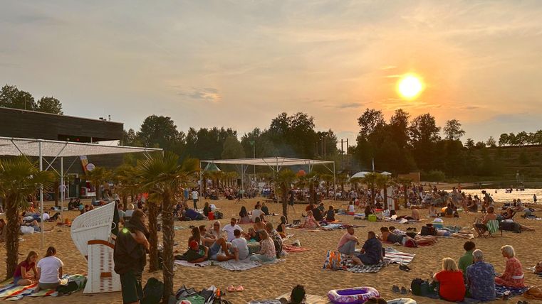 Many people at sunset by the Zülpich Lake