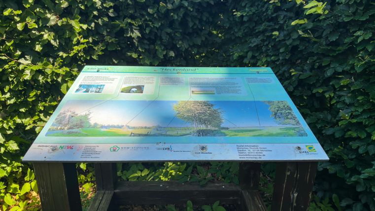An information sign about the region "Heckenland". It displays a description of the landscape with text and images.