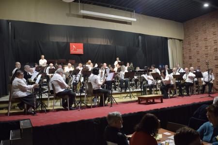 Ein Plakat für ein Pfingstkonzert mit der AmaSingLounge Jazzband. Das Konzert findet am 09.06.2025 um 15:00 Uhr im Kurgarten Bad Bertrich statt.