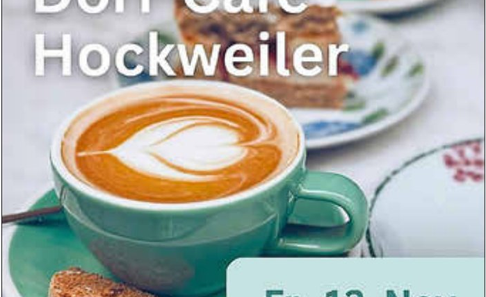 Eine Tasse Kaffee mit schönem Milchschaum auf einem Unterteller. Das Bild vermittelt eine einladende Atmosphäre für das Dorf-Café.