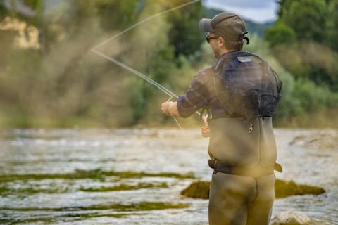 Fliegenfischer im Kyll-Fluss