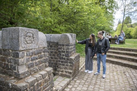 Grüner Pütz, römisches Bauwerk bei Nettersheim mit Besuchern