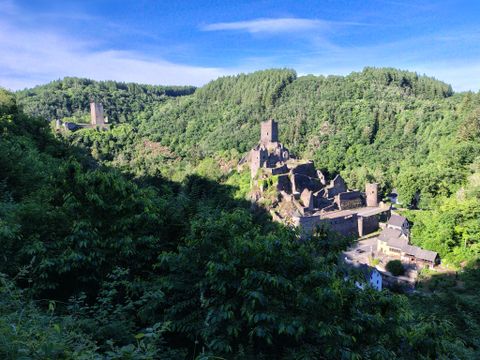 De boven- en benedenburg is een indrukwekkend kasteelcomplex omgeven door groene bossen. Het landschap is pittoresk en toont de historische charme van de regio.