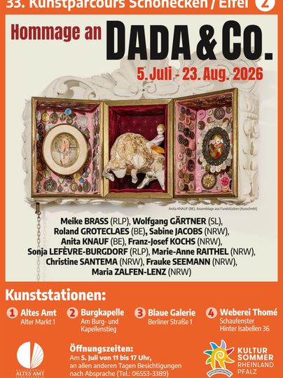 Ein Werbeplakat für die Kunstausstellung "Hommage an DADA & Co." vom 5. Juli bis 23. August 2026. Es gibt Informationen zu Künstlern, Veranstaltungsorten und Öffnungszeiten.