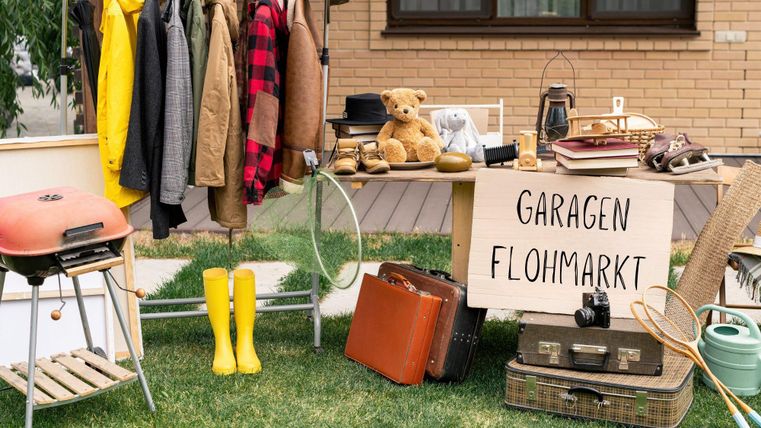 Flohmarktgegenstände, Kleidung, Grill, Spielsachen