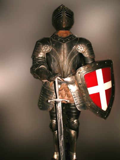 Ridderharnas met zwaard en schild met een wit kruis op een rode achtergrond.