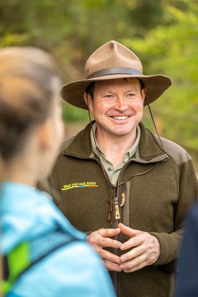 Ein Ranger mit Hut im Nationalpark Eifel, Nahaufnahme
